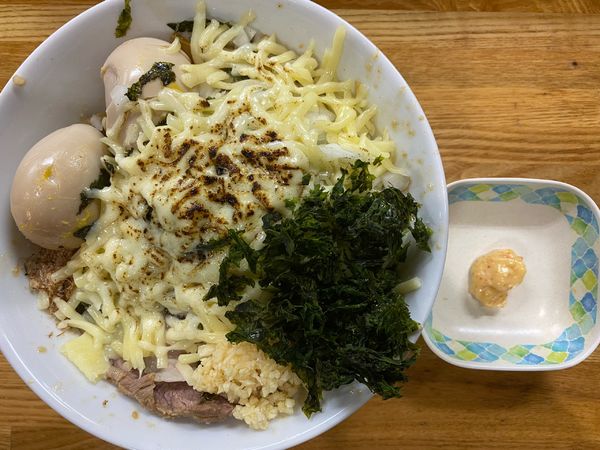 「特製油そば(オーション麺) 炙りチーズ きざみニンニクTP」@中華そば136の写真