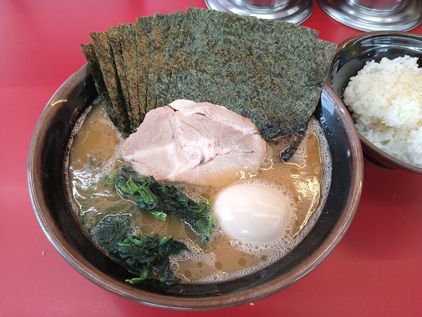 「ラーメン並　のり7枚　半熟味玉　サービスライス」@横浜ラーメン 相馬家の写真
