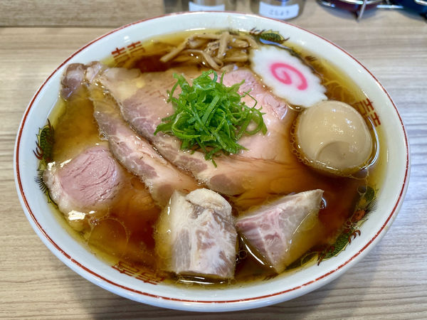 「サッポロラガービール赤星 中瓶→ 支那そばチャーシュー＋味玉」@くじら食堂bazar 三鷹店の写真