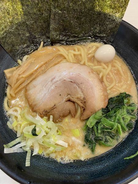 「醤油豚骨ラーメン」@ゴル家 伊勢佐木モール店の写真