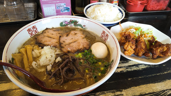 「特製ニボトン+大盛り+唐揚げセット」@ラーメン サカモトの写真