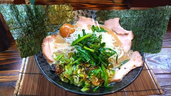 「肉盛りニラ豚骨ラーメン1000円+替え玉100円」@和歌山家の写真
