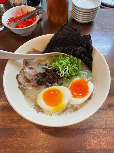 「博多豚骨ラーメン、たまご、海苔、チャーシュー」@幸心堂の写真