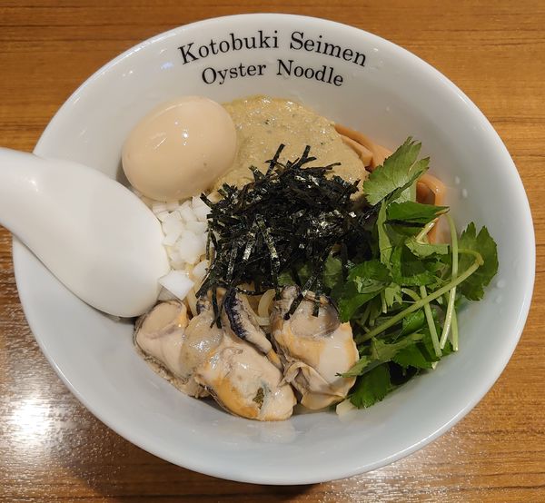 「【限定】牡蠣の冷やし混ぜそば+味玉(970円)」@寿製麺よしかわ 川越店の写真