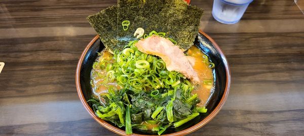 「ネギラーメン麺かた味コメ+ホウレン草+ライス」@横浜家系らーめん 武術家の写真