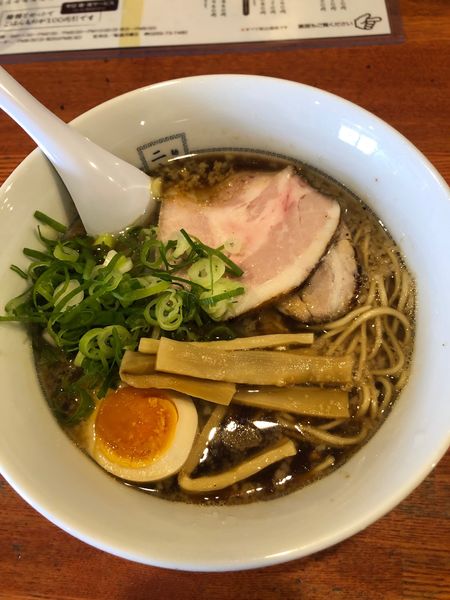 「溜まり醤油イナブラックラーメン」@麺屋二八の写真