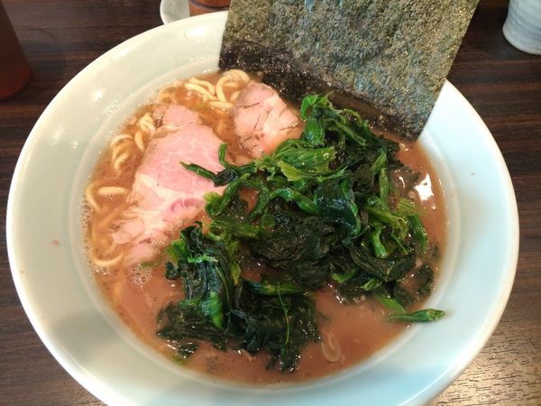 「濃厚豚骨ラーメン+青菜」@横浜らーめん 寿三家の写真