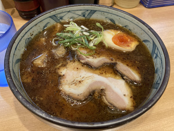 「醤油ラーメン」@焦がしネギらーめん 葱次郎 大宮東口店の写真