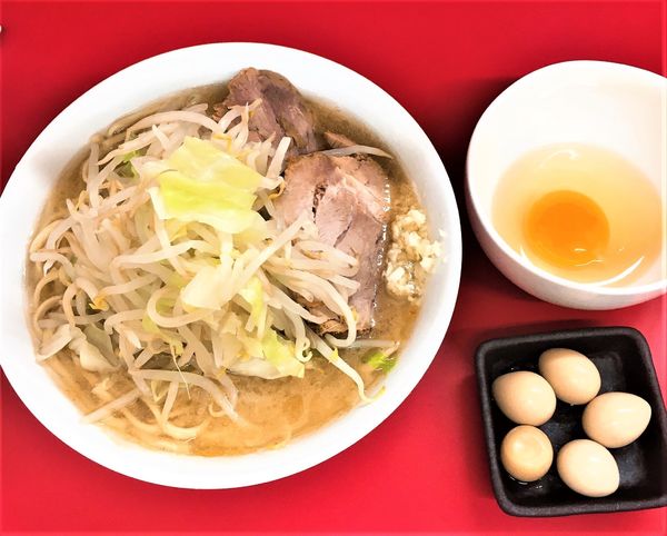 「小麺1/3カタメニンニク少し＋生卵＋うずら」@ラーメン二郎 神田神保町店の写真