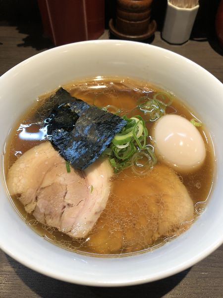 「醤油らぁ麺900円➕名古屋コーチン味付玉子200円」@支那そばや 本店の写真