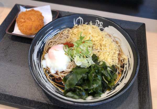 「朝そば(玉子/370円)＋コロッケ(クーポン)」@ゆで太郎 環七西瑞江店の写真