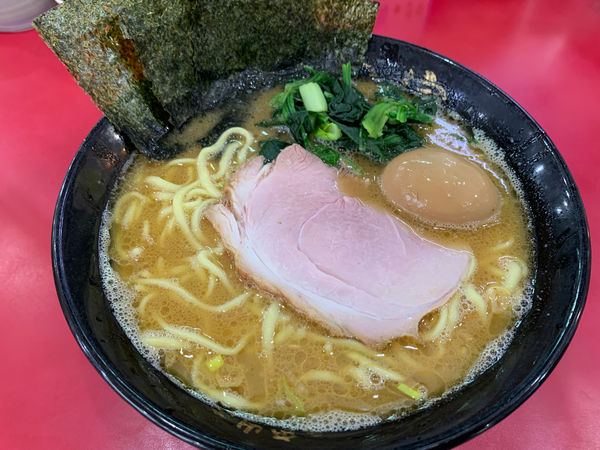 「中ラーメン＋味玉」@杉田家 千葉祐光店の写真