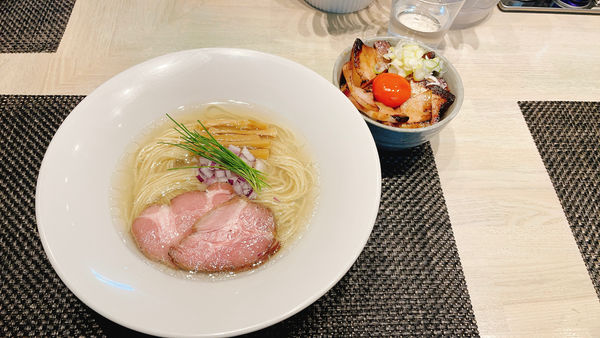 「宍道湖しじみ中華蕎麦〈塩〉+吊るし焼きバラ丼」@宍道湖しじみ中華蕎麦 琥珀 東京本店の写真