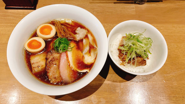 「特製醤油らぁ麺+炙りチャーシュー丼」@らぁ麺や 嶋の写真