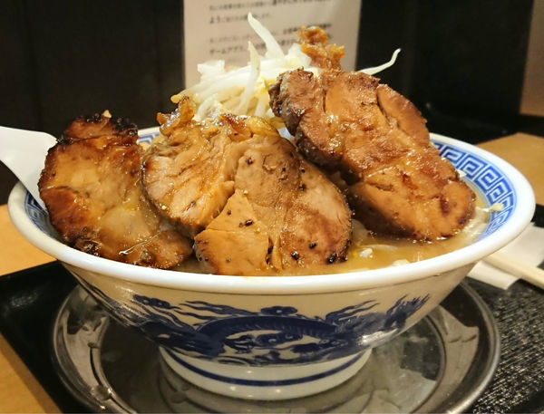 「ブタそば(豚3枚入)脂多めニンニク＋大盛」@雷神 角ふじの写真