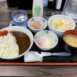 カレーライス小300円 サラダ＆たまご(温玉)クーポン0円