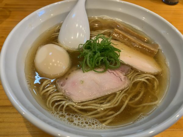 「白醤油らーめん（味玉）」@麺響万蕾の写真