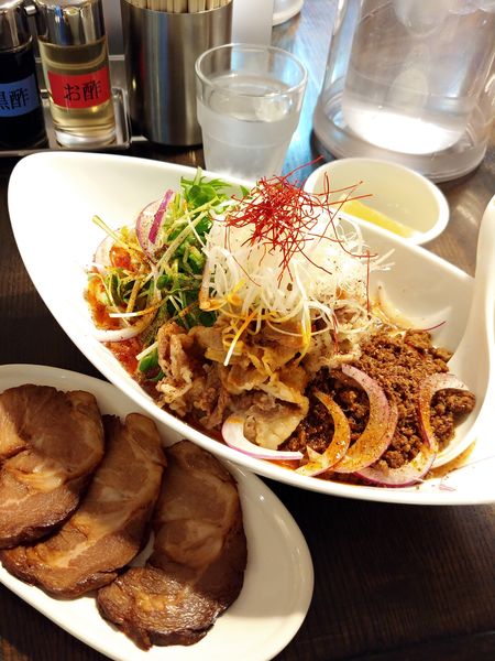 「猛牛つゆ無し担担麺・叉焼増し」@四川担担麺 阿吽 湯島店の写真