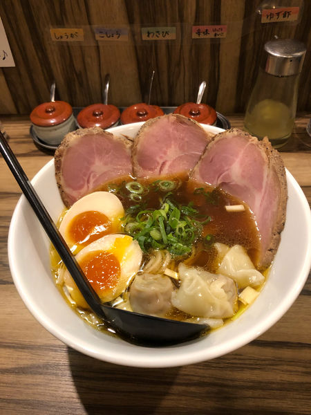 「鶏と鰹のワンタン醤油ソバ　1050円」@麺や ふくわらいの写真