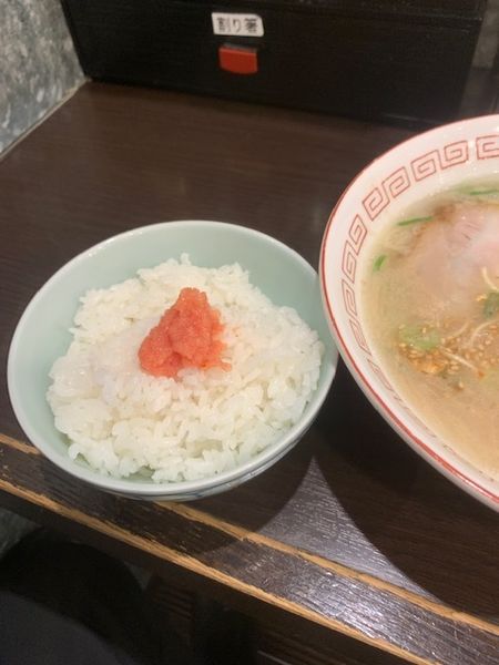 「博多ラーメン+小ライス（替玉無料） 680円」@博多らーめん 濱田屋 北千住店の写真