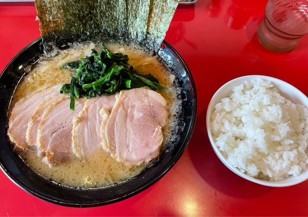 「チャーシュー麺+ごはん(おかわり自由)」@横浜家系ラーメン 真誠家 つつじヶ丘店の写真