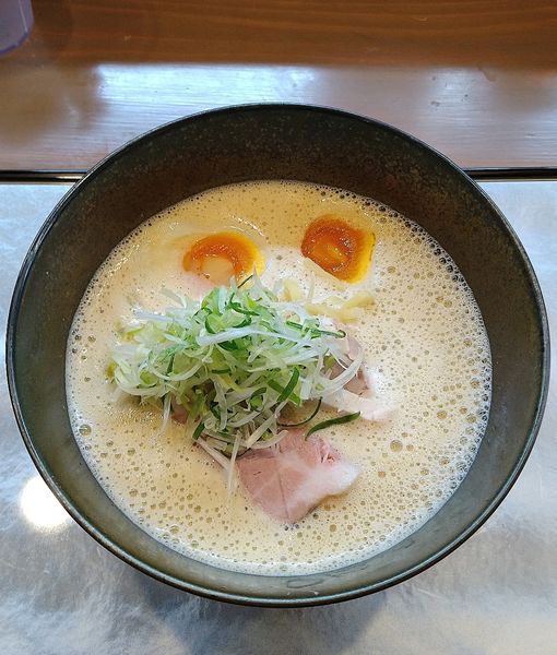 「焼きあご白湯らーめん 850円＋味玉 100円」@小麦と焼きあご すぐれの写真