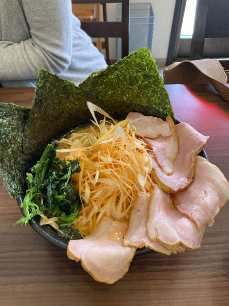 「チャーシューメン　中盛　辛ネギ」@横浜家系らーめん 天王家 寒川総本店の写真