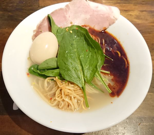 「塩そばトマトオイル味玉のせ」@拉麺 はま家 六本木店の写真