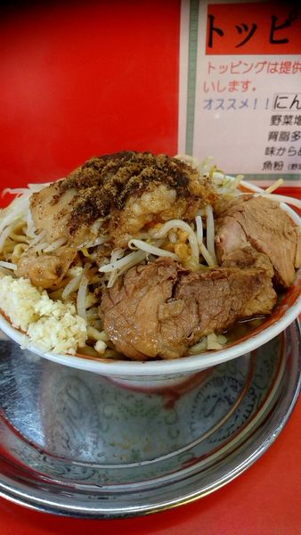 「大ラーメン750円麺600gニンニク少し他全増し」@麺でる 戸越店の写真