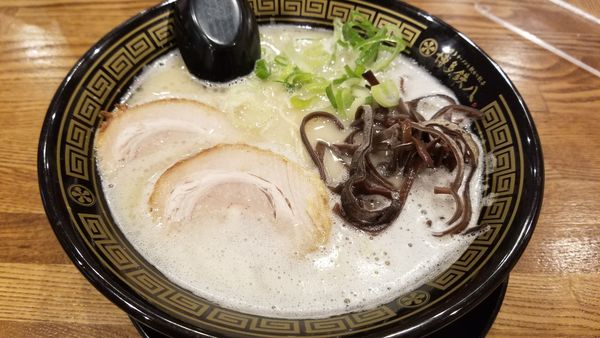 「豚骨ラーメン」@博多鉄八 元町店の写真