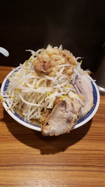 「ラーメン(並)850円＋豚1枚200円」@びんびん豚の写真