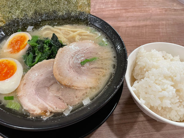「塩とんこつスペシャル930円」@横浜家系ラーメン 武骨家 水戸エクセル南店の写真