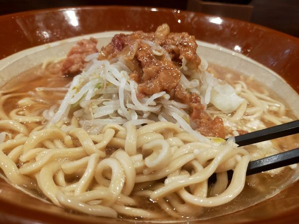 「ラーメン・麺増し600・生卵（脂・にんにく）」@ピコピコポンの写真