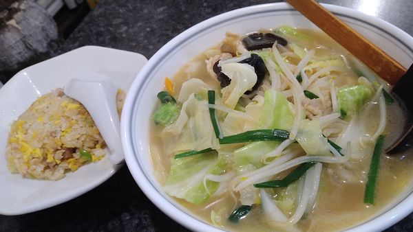 「野菜タンメンと半チャーハン」@天陽の写真
