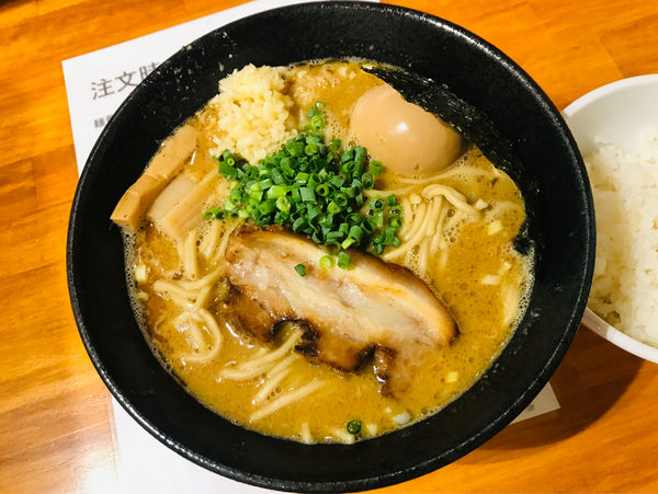 「とんこつ(サービス味玉＋ニンニク多め)＋ライス」@麺屋 タカモトの写真
