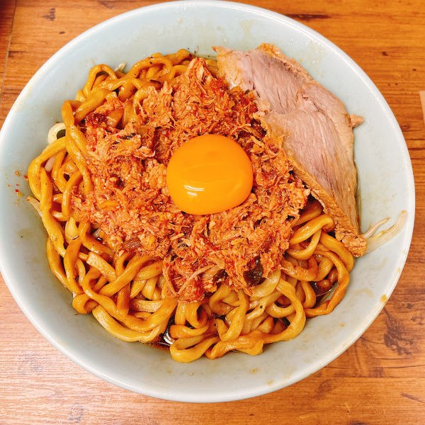 「小ラーメン+豚ほぐし+生卵」@ラーメン二郎 池袋東口店の写真
