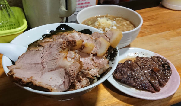 「新天地つけめん(大)限定チャーシュー4枚限定牛とうがらしステーキ」@ラーメン新天地の写真