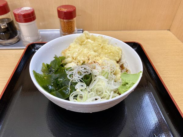 「冷やしイカ天そば410円」@梅もと 船橋店の写真