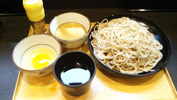 「二色つゆ二枚もり、生卵」@小諸そば 八重洲店の写真