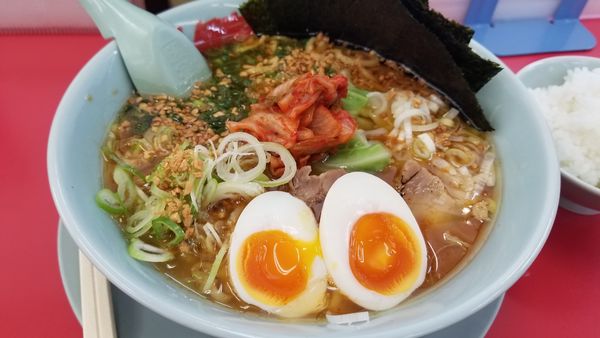 「期間限定　旨辛スタミナらーめん　海苔　味玉トッピング」@山岡家 松本店の写真