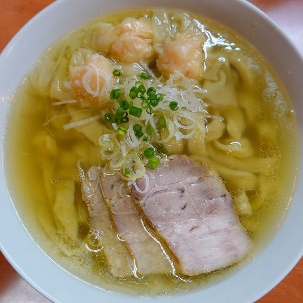 「海老ワンタンメン 900円 + 麺大盛 50円」@日陰の写真