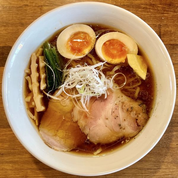 「醤油ラーメン ＋ 味付け玉子」@空の青とひまわり畑の写真