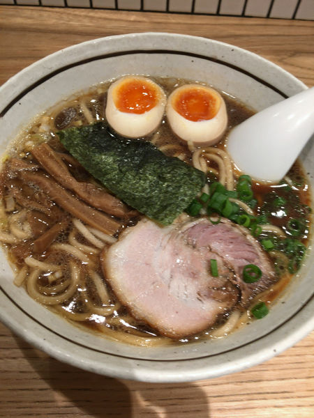 「醤油ラーメン+味玉」@らーめん なないろの写真