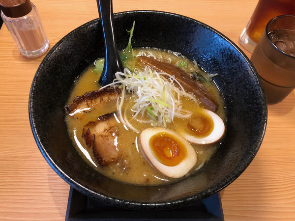 「豚骨魚介らぁめん」@RAMEN TOMIRAI 横浜伊勢佐木町店の写真