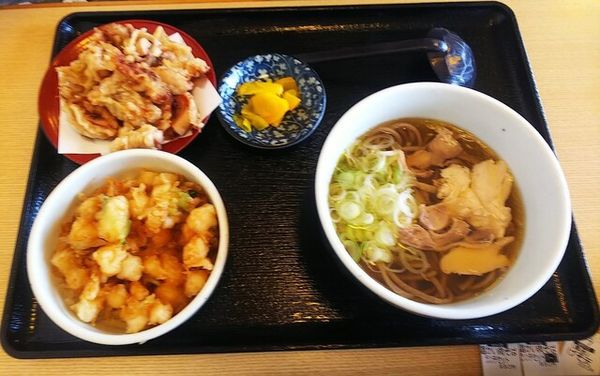 「温かい肉そばランチセット980円」@そば処 かつら 北町分店の写真