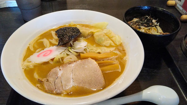 「粗びきワンタン魚介豚骨ラーメン+大盛り+チャーシューごはん」@三ツ矢堂製麺 あきる野店の写真