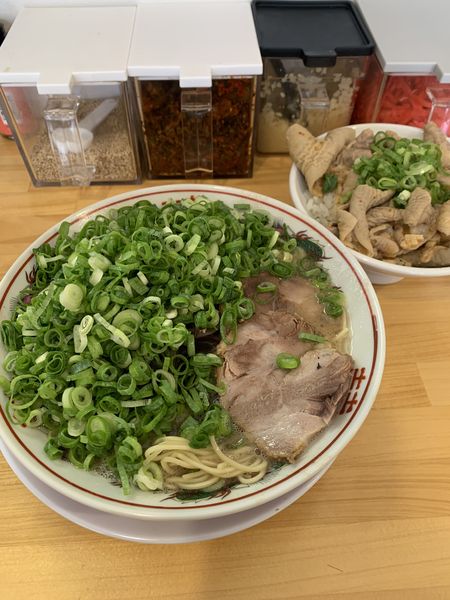 「豚骨らーめん ネギ増し もつごはん」@てっちゃんの写真