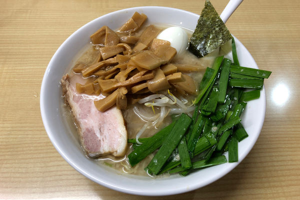 「ニラ・玉子・メンマ入りラーメン900円」@本格的豚骨そば まりぼの写真