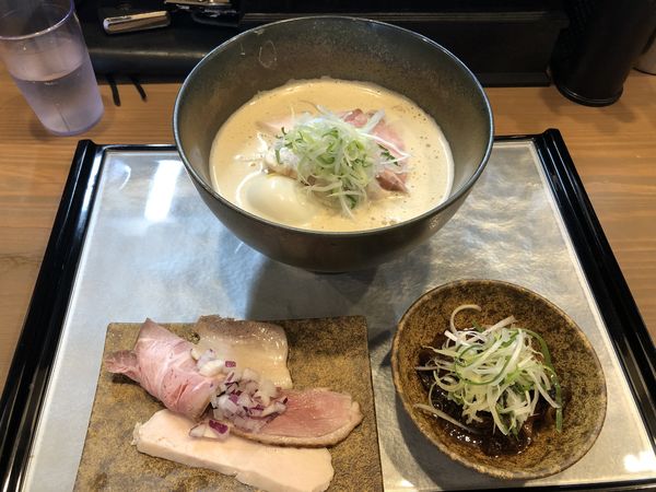 「焼きあご白湯らーめん」@小麦と焼きあご すぐれの写真