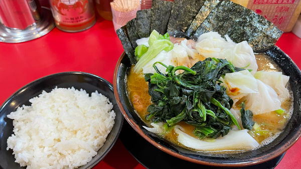 「チャーシュー麺中盛(硬め濃いめ)、キャベツ、ライス」@家系ラーメン とらきち家の写真